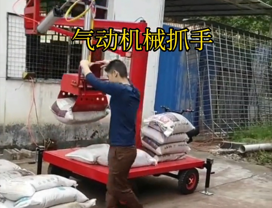 霍尔果斯市机械抓手霍尔果斯市多功能机械抓手哪里卖装卸水泥神器哪里卖机械抓手农用随车抓饲料抓袋机